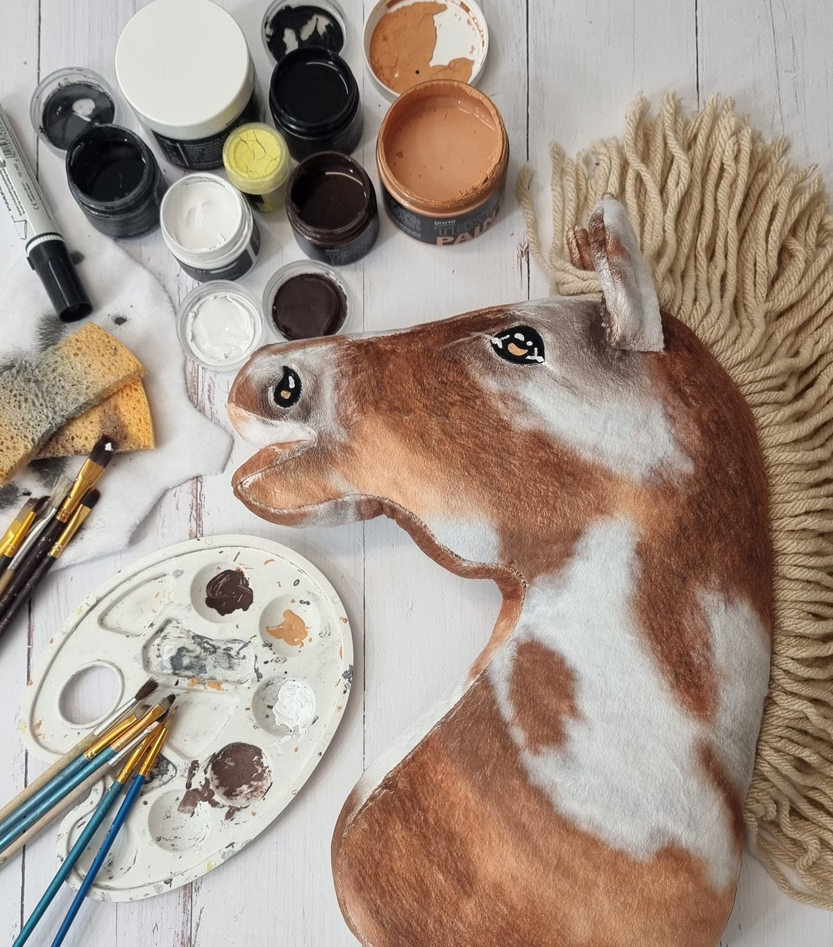 Horse on a stick Super Hobby Horse Premium - tobiano bay horse with a beige mane A3