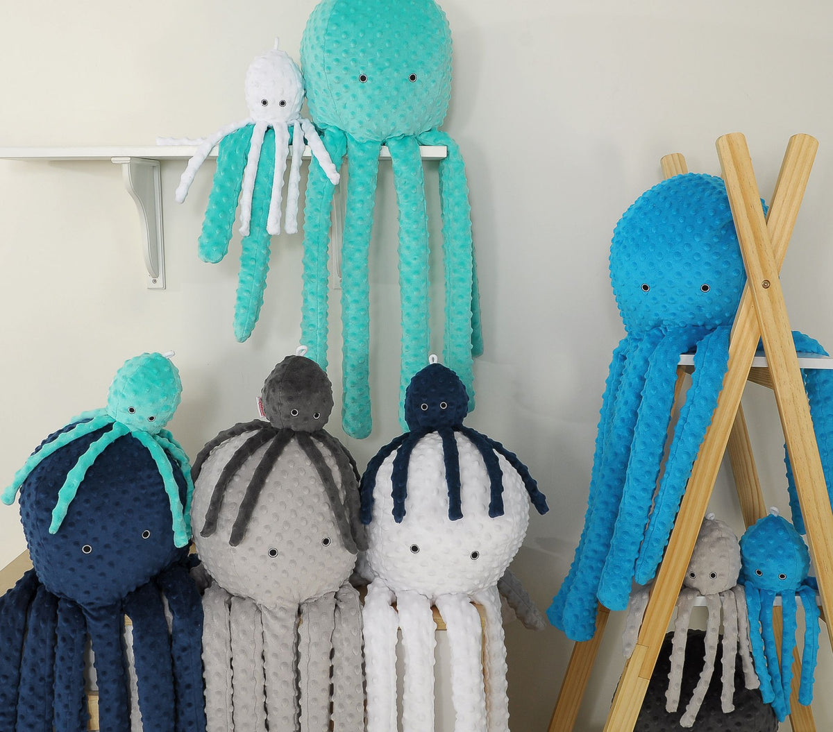 Cuddly octopus big - Mint - polka dot minky