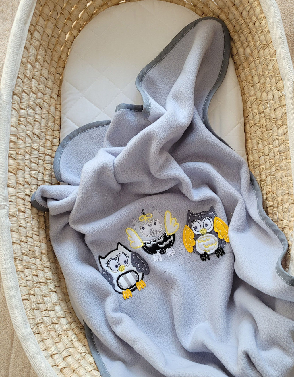Polar fleece blanket for babies - Owls Bigi Zibi & Adele- grey-yellow