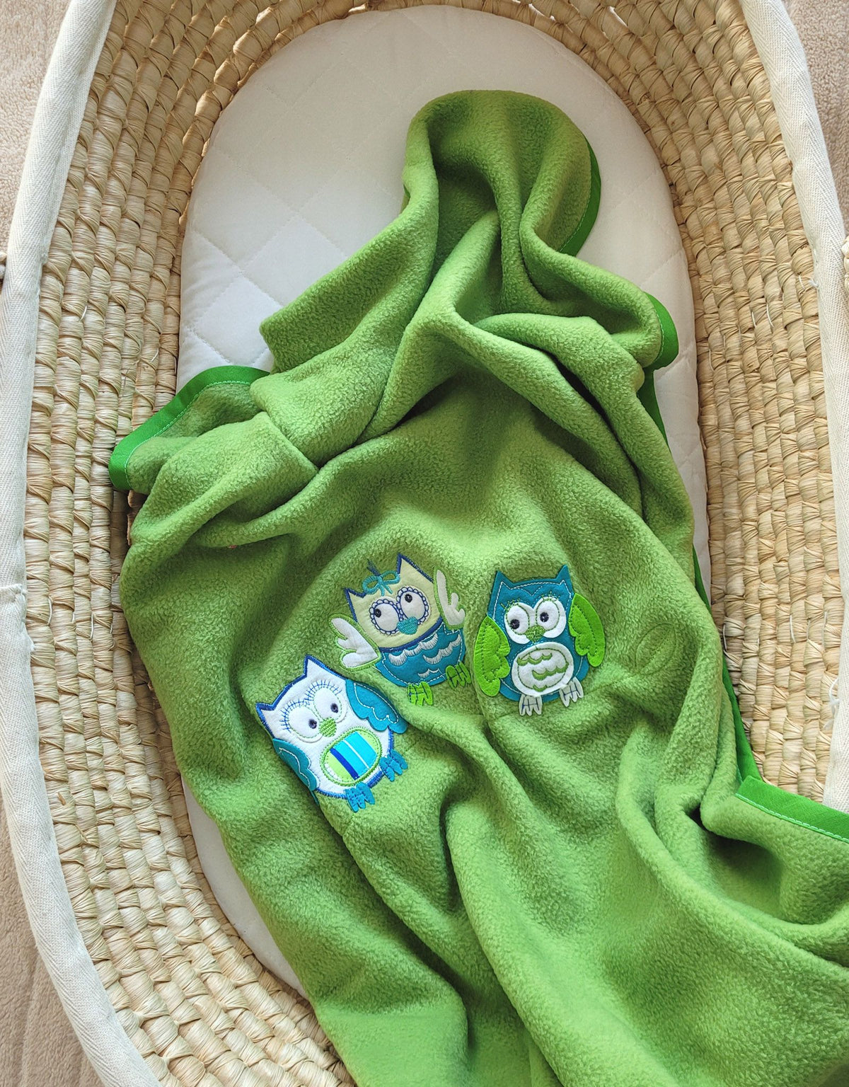 Polar fleece blanket - Owls Bigi Zibi & Adele- green